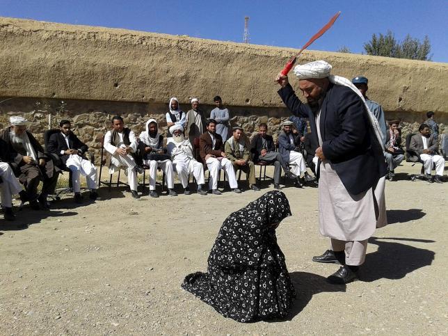 afghan_judge_hits_a_woman